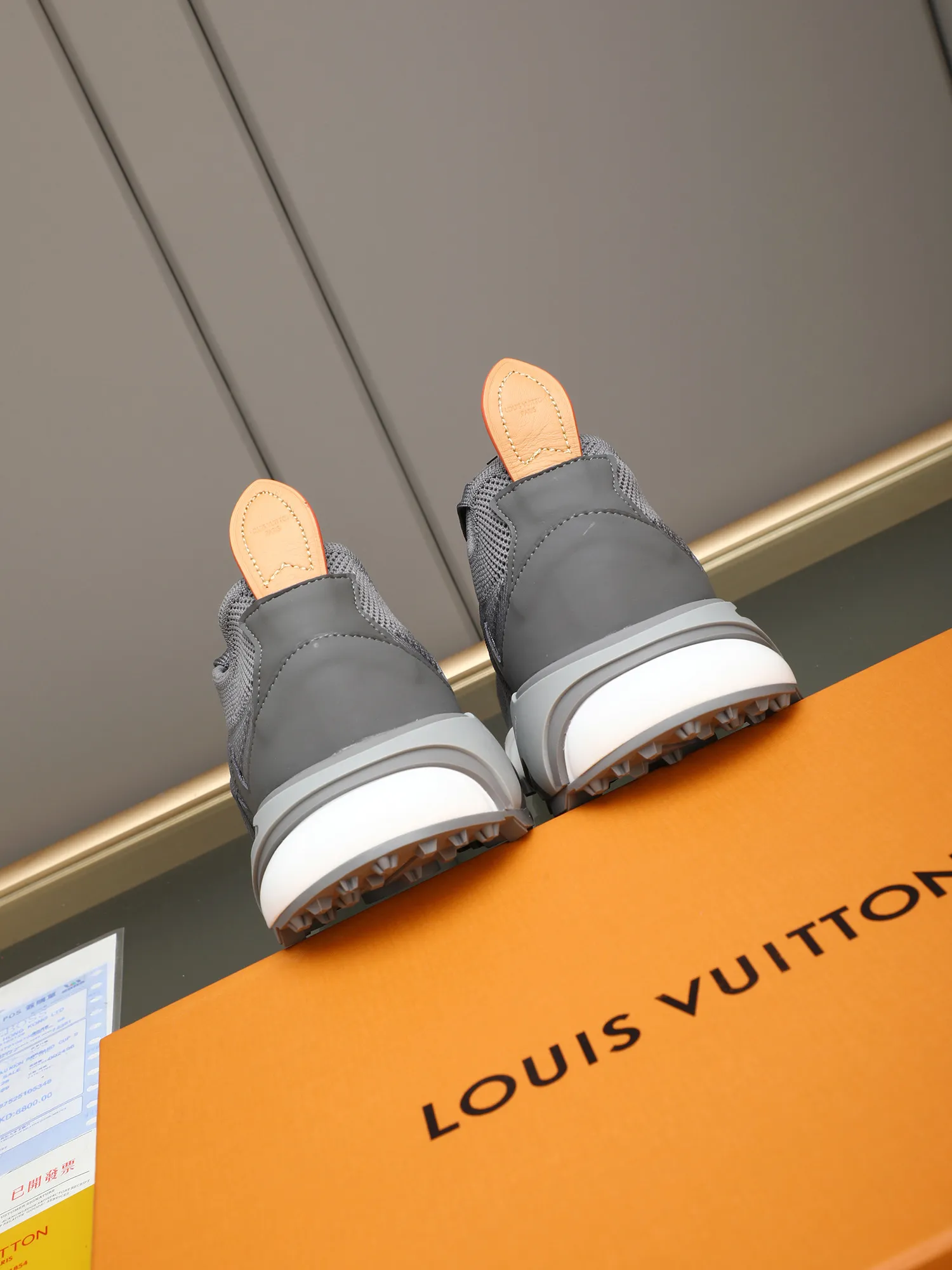 Men's Men's Shoes 💰580 LV Louis Vuitton L Jialu Brand Runner Tatic Series Thick Sole Casual Sports Shoes Running Shoes Original purchase, development and production This LV Runner Tatic sports shoe is blended with fly woven fabric material to interpret the inspiration of traditional mountaineering shoes. The LV letters are written on one side, the Louis Vuitton logo, and the light and wear-resistant rubber outsole completes the whole package. The delivery counter is exquisitely packaged🛍📦 ▪️Fabrics: Original imported custom fly-woven fabric ▪️Inner lining: Original custom-made breathable mesh ▪️Sole: Original open-molded anti-slip rubber combination material ▪️Sole thickness: 4CM ▪️Size: Men's 38-44 (45 custom-made)